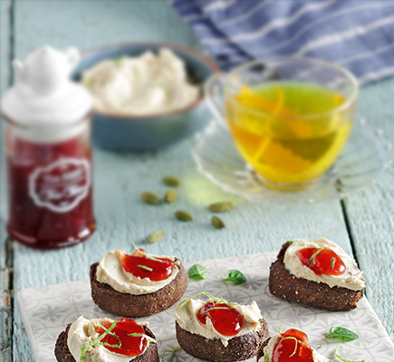 Μίνι τσίζκεϊκ με παξιμάδια από χαρούπι