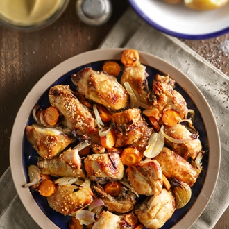 Παϊδάκια κοτόπουλου στον φούρνο με κρεμμύδι, πάπρικα και καρότα