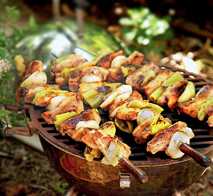 Κοντοσούβλι χοιρινό σε μαρινάδα κρασιού με πιπεριές και λαδολέμονο ντομάτας