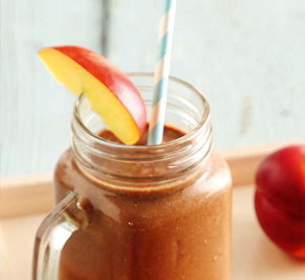 Πρωινό στο ποτήρι με ροδάκινο, βρόμη, γάλα αμυγδάλου, κακάο και μέλι