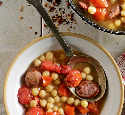Ρεβιθάδα στη γάστρα με ντοματίνια και χωριάτικο λουκάνικο #allazoumesinithies | ΑΒ Βασιλόπουλος