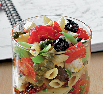 Πένες με χωριάτικη σαλάτα #allazoumesinithies | ΑΒ Βασιλόπουλος