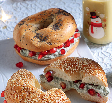 Bagels με κρέμα ροκφόρ και ρόδια #allazoumesinithies | ΑΒ Βασιλόπουλος