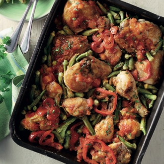 Κοτόπουλο κοκκινιστό µε µπάµιες στον φούρνο