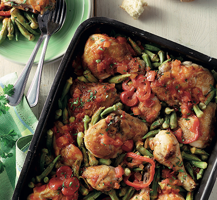 Κοτόπουλο κοκκινιστό µε µπάµιες στον φούρνο