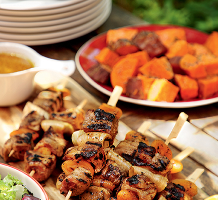 Σουβλάκια χοιρινά μαριναρισμένα σε σάλτσα πορτοκάλι