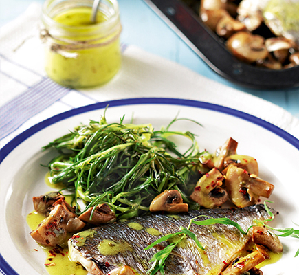 Τσιπούρα στο φούρνο με μανιτάρια και λαδολέμονο