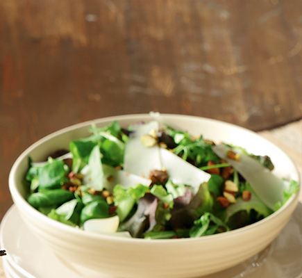 Ποικιλία από πρασινάδες με γραβιέρα και φιστίκι Αιγίνης #allazoumesinithies | ΑΒ Βασιλόπουλος