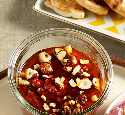 Με πελτέ τομάτας και φουντούκια