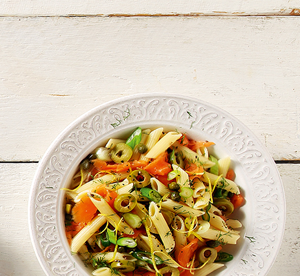 Σαλατα με πενες, σολομο και λεμονι