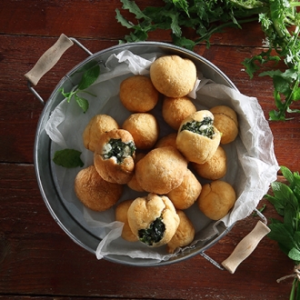 Χορτοτηγανίτες με πλαστό φύλλο στο τηγάνι #allazoumesinithies | ΑΒ Βασιλόπουλος