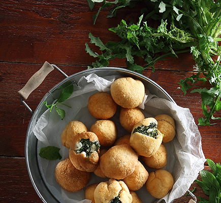 Χορτοτηγανίτες με πλαστό φύλλο στο τηγάνι #allazoumesinithies | ΑΒ Βασιλόπουλος