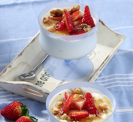 Γιαούρτι με ψητά καρύδια, φράουλες και μέλι