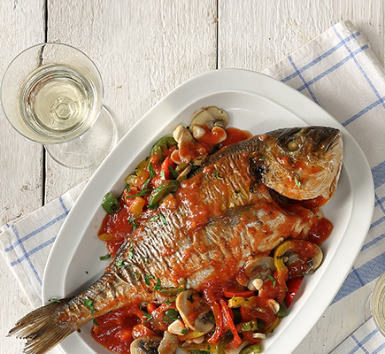 Τσιπούρες στην γάστρα με λιαστές ντομάτες και κάππαρη #allazoumesinithies | ΑΒ Βασιλόπουλος