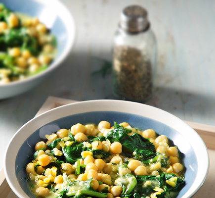 Ρεβίθια στη γάστρα με μυρωδικά χόρτα #allazoumesinithies | ΑΒ Βασιλόπουλος