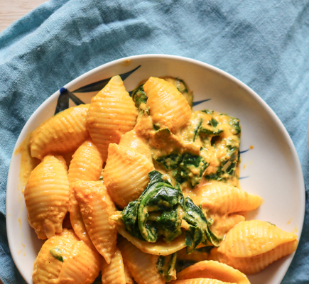 Ζυμαρικά με κολοκύθα, γραβιέρα και σπανάκι