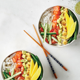 Poke bowl με σολομό και ρυζομακάρονα