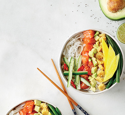 Poke bowl με σολομό και ρυζομακάρονα