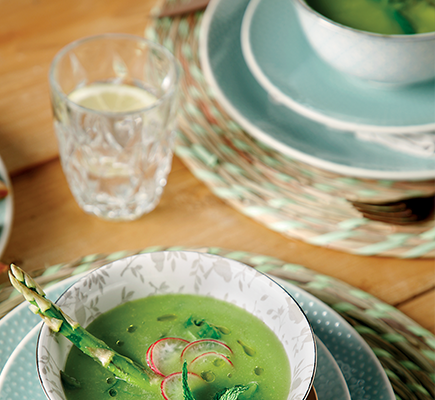 Σπαραγγόσουπα με αβοκάντο και λάιμ