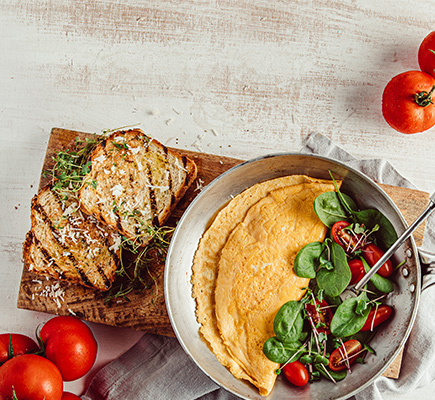 Ομελέτα λαχανικών στο τηγάνι με ψωμί πολύσπορο και σπανάκι