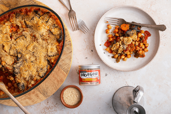 Πικάντικα κοκκινιστά ρεβίθια στο φούρνο με μελιτζάνες & τυρένια κρούστα