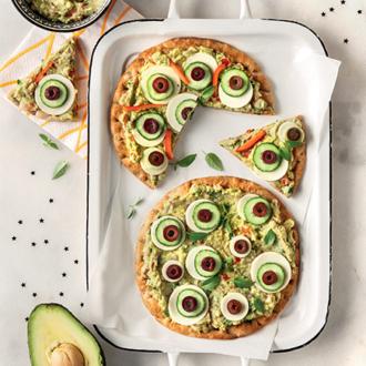 Ωμοφαγική πίτσα, ωμοφαγική monster pizza με σουβλακόπιτα ολικής, γουακαμόλε, αγγούρι και μαύρα φασόλια