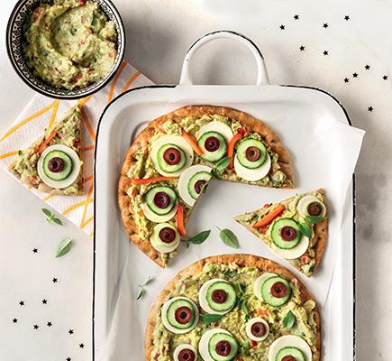 Ωμοφαγική πίτσα, ωμοφαγική monster pizza με σουβλακόπιτα ολικής, γουακαμόλε, αγγούρι και μαύρα φασόλια