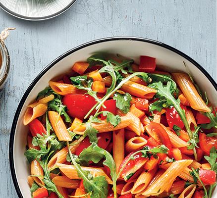 Σαλάτα ζυμαρικών κόκκινης φακής με ψητά λαχανικά και κατίκι