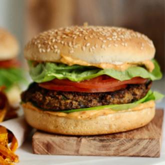 Vegan Βurger με μανιτάρια, ψητές γλυκοπατάτες και Mayo Vegan Sauce με λιαστή τομάτα & βασιλικό.