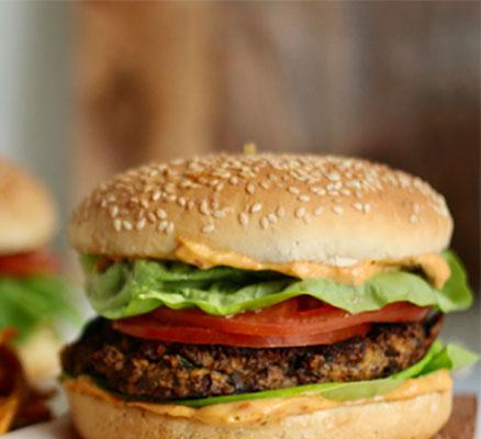 Vegan Βurger με μανιτάρια, ψητές γλυκοπατάτες και Mayo Vegan Sauce με λιαστή τομάτα & βασιλικό.