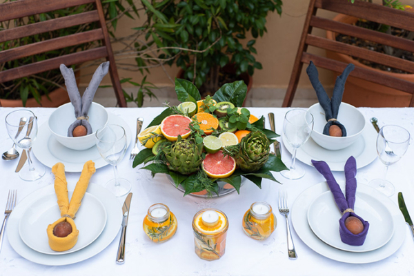 Φέτος το Πάσχα #allazoumesinithies και φτιάχνουμε τη διάθεσή μας στολίζοντας το γιορτινό τραπέζι με όμορφα υλικά που βρίσκουμε εύκολα!