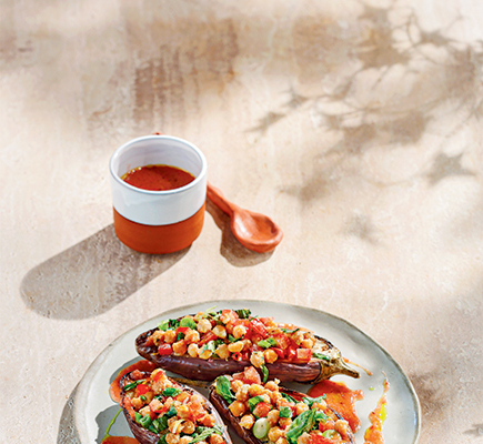 Μελιτζάνες γεμιστές με ψητά ρεβίθια και λαδολέμονο ντομάτας