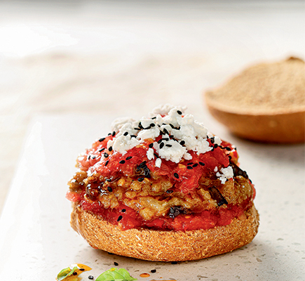 Ντάκος με τριμμένη ντομάτα, ξινομυζήθρα και κρέμα από το υπόλοιπο ιμάμ • #allazoumesinithies | ΑΒ Βασιλόπουλος