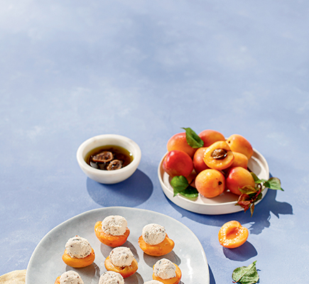 Βερίκοκα γεμιστά με τυρομπαλάκια ελληνικών τυριών και ντρέσινγκ σύκου