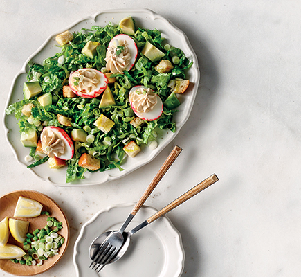 Μαρουλοσαλάτα με γεμιστά αβγά και κρουτόν