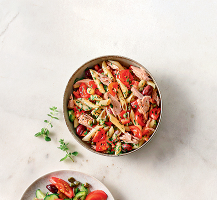 Μακαρονοσαλάτα με χωριάτικη σαλάτα και τόνο