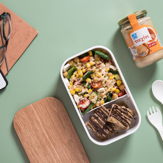 Γρήγορη σαλάτα με κινόα, λαχανικά, raw μπάρες με ταχίνι και βρόμη