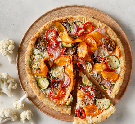 Πίτσα με βάση από κουνουπίδι και επικάλυψη λαχανικών με κεφαλοτύρι