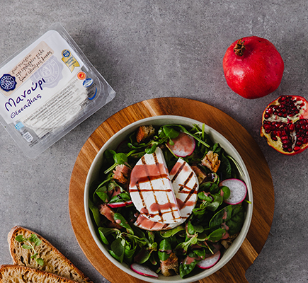 Πράσινη σαλάτα με μανούρι και ρόδι