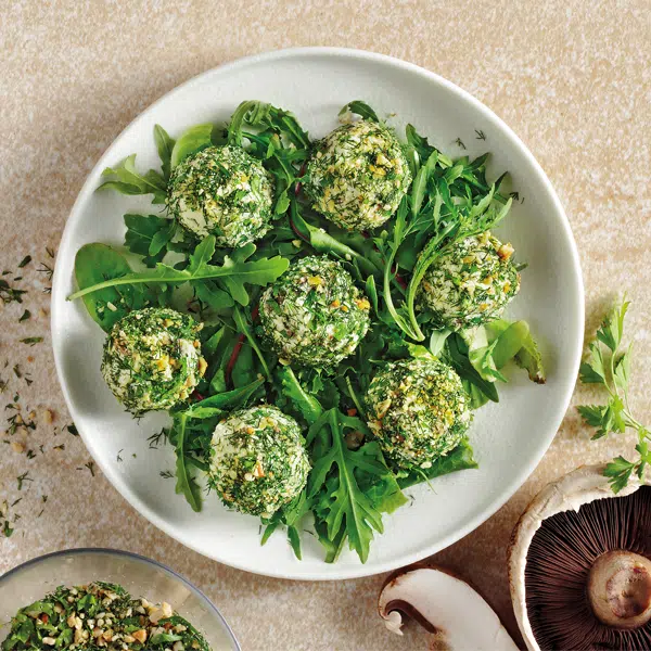 Τυρομπαλίτσες με μανιτάρια σοτέ, τυλιγμένες σε βότανα και φιστίκια, από τα υπόλοιπα γεμιστά μανιτάρια